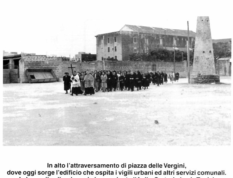 Vecchia Trapani 001 - Processione in pzza delle vergini.jpg